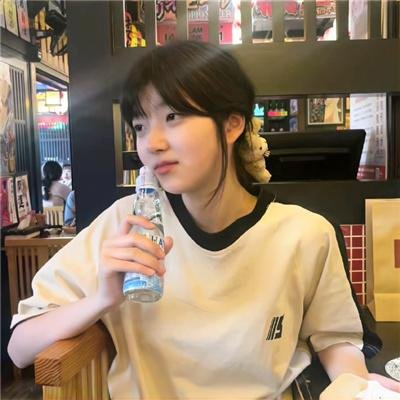 戴脚镣的女孩